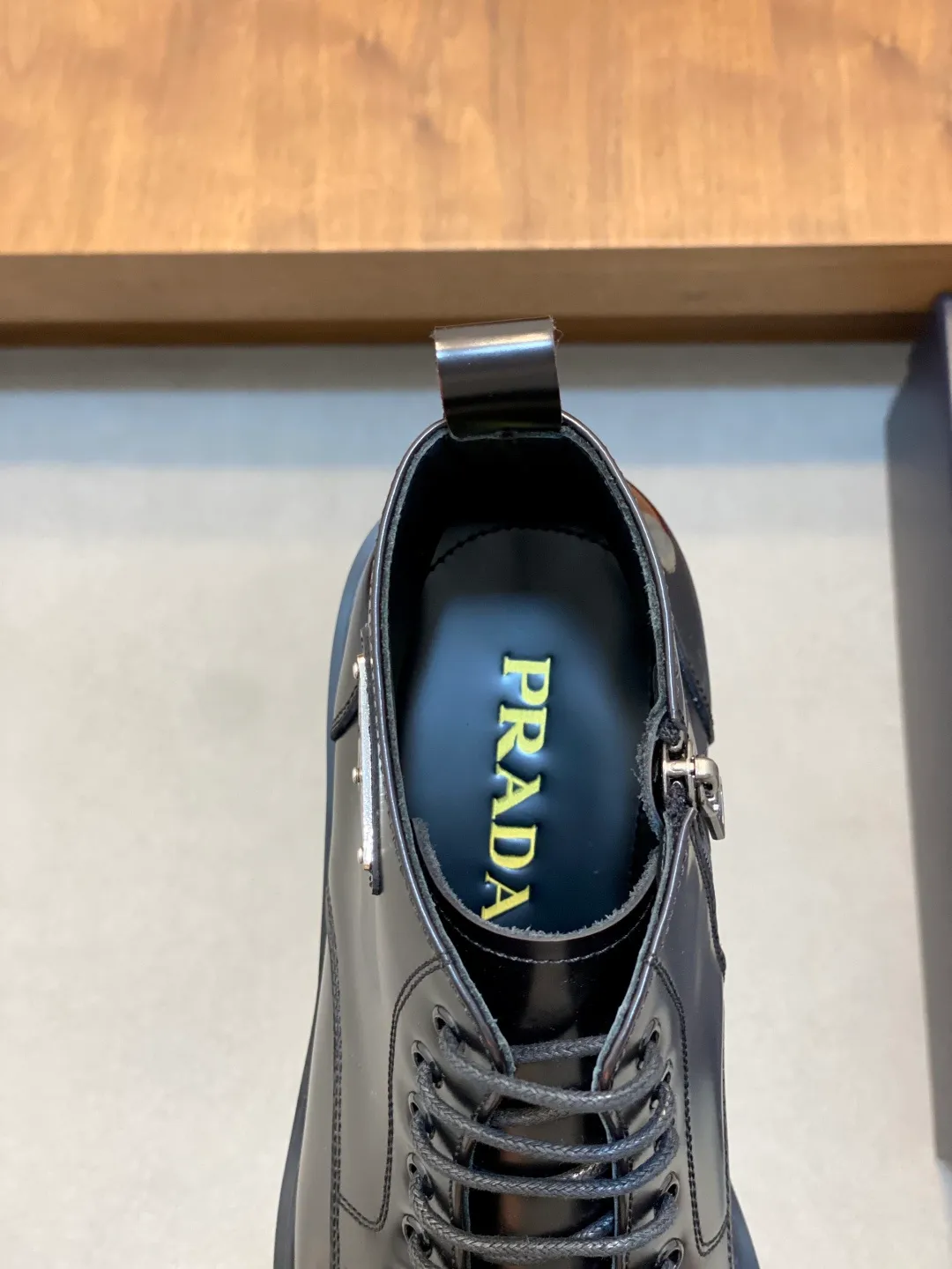Men's men's shoes💰900 Prada/Prada Thick-soled formal wear shipped, same style at the counter, top-quality goods produced in Dongguan, those who know the goods should hurry up and start! New men's casual leather shoes, imported calfskin, shiny and translucent leather, uniform leather holes, fine texture, splicing and sewing technology, soft, comfortable and wrinkle-free, elegant Derby shoe shape, thickened and heavy-duty made, high-quality products that kill all currencies in the market, standard gold-label cowhide feet, calfskin lining, thickened rubber sole, durable and wear-resistant, ultra-light material, extremely comfortable for the upper foot, smooth surface, splicing lines, two styles to choose from, complete packaging! Size: 39-40-41-42-43-44 (45 customized) leather shoes